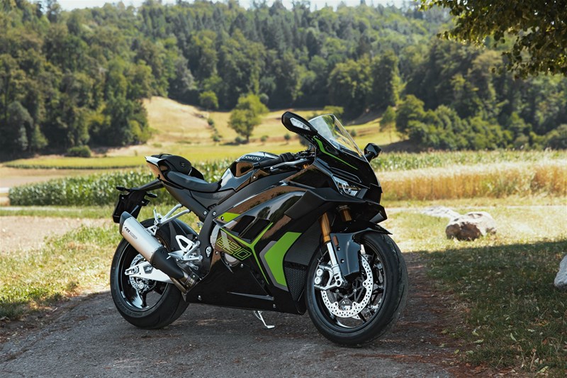 Für die kurvige Landstrasse gemacht. Untenraus schiebt die 820RR so kräftig an, dass die hohen Drehzahlen fast zur Nebensache werden
