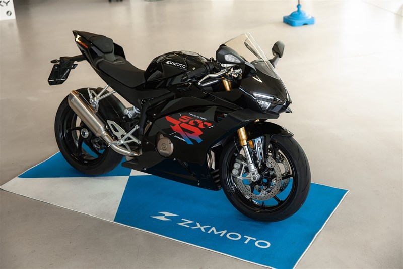 Der Kreis schliesst sich. Zurück im Showroom, wo die 820RR nicht nur steht, sondern auch die kleinere Schwester die 500RR