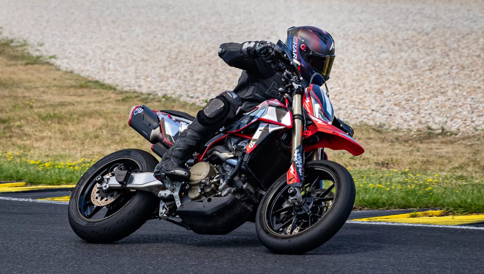 Shark Aeron with IRID "Dark Smoke" Visor on the Racetrack Shark Aeron with IRID "Dark Smoke" Visor on the Racetrack