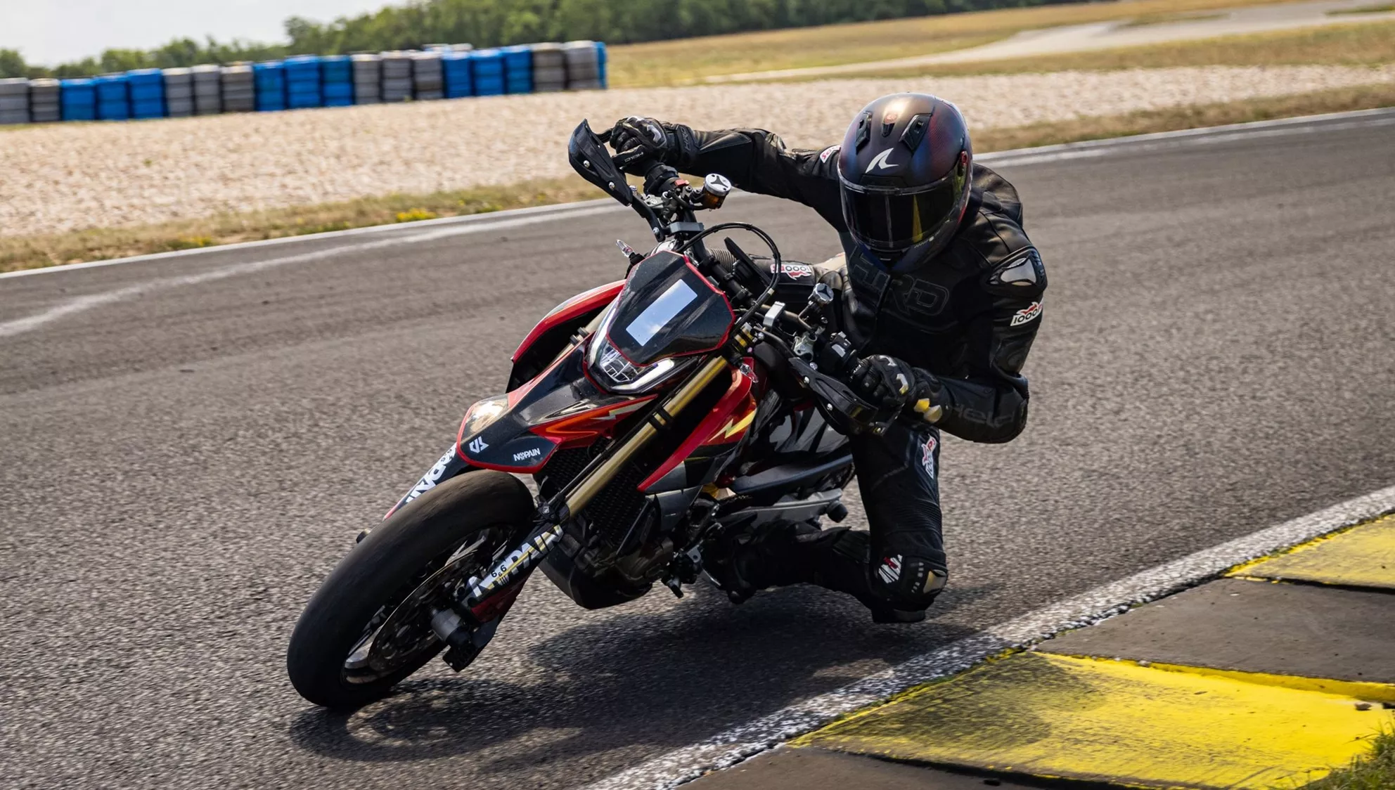Shark Aeron with IRID "Dark Smoke" Visor on the Racetrack Shark Aeron with IRID "Dark Smoke" Visor on the Racetrack