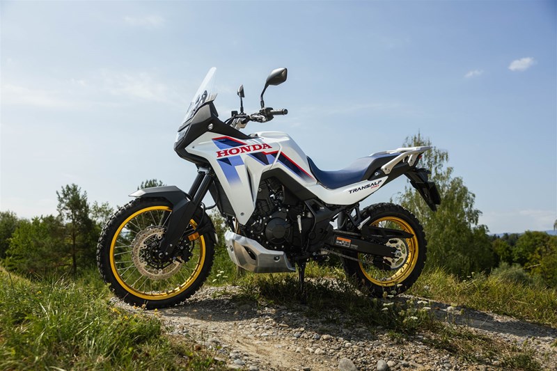 Bereit fürs Grobe: Die Honda Transalp mit E-Clutch rollt auf dem Offroad Areal des TCS Betzholz in die erste Disziplin