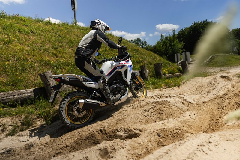 Sand liebt sie, Steine weniger: Im weichen Geläuf spielt die E-Clutch ihre Stärke aus, im groben Steinbett ist die eigene Hand überlegen