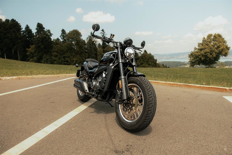 Cruiser mit Understatement: Vor der Kulisse des Zürichsees zeigt die CFMoto 450CL-C, dass klassischer Bobber Look und ein A2 tauglicher Preis zusammengehören