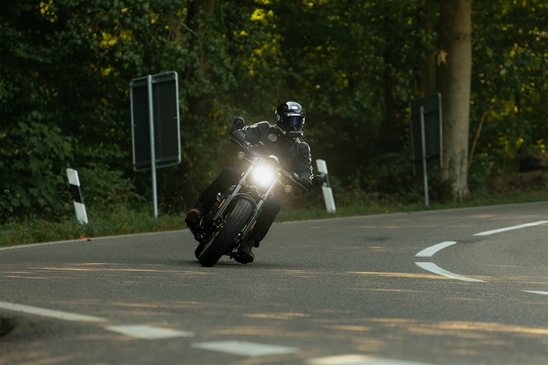 Wolf im Schafspelz: In Schräglage fährt sich die 450CL-C fast wie ein Naked Bike und lenkt überraschend leicht ein