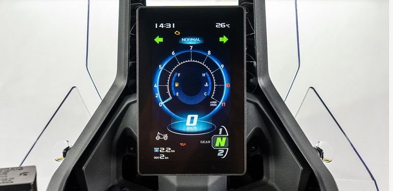 Das Display der DS800X Rally ist zwar groß und bunt, bietet aber überschaubare Funktionen. Das kann man positiv als auch negativ sehen.
