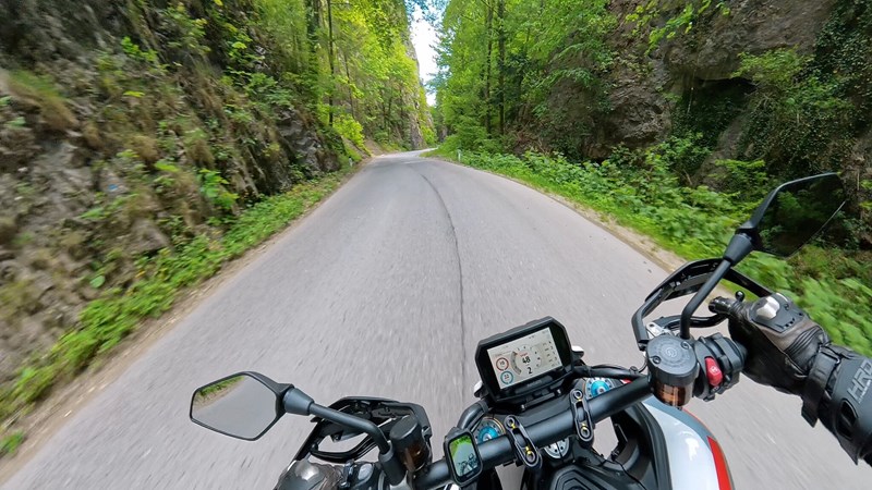 Am Bildschirm links zu sehen, der derzeit abgerufene Anteil der maximalen Leistung und des Drehmoments. Eine schöne Verdeutlichung, wie viel mehr das Motorrad eigentlich könnte.