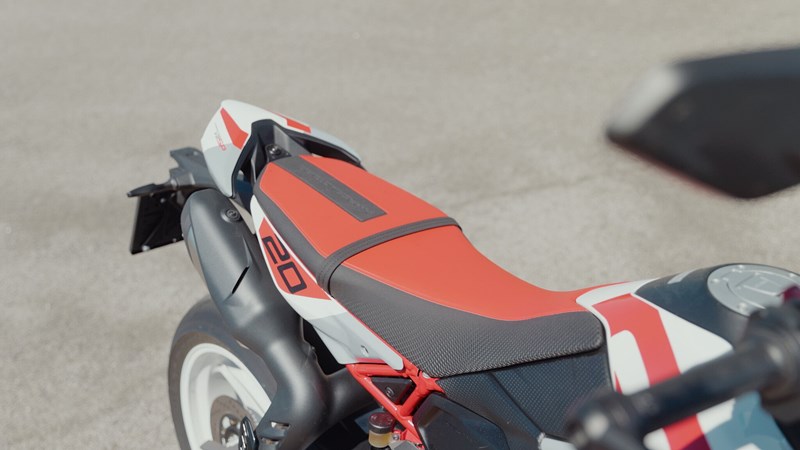 Wer am Heck der Hypermotard V2 SP Gepäck montieren möchte, sollte auf den edlen Heckspoiler Acht geben.