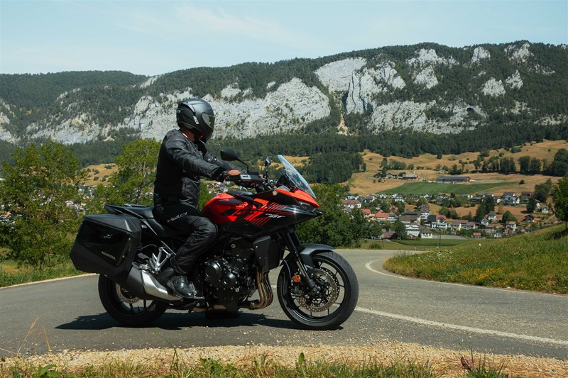 Honda CB1000GT in der Seitenansicht, der neue Crossover Sporttourer mit hochbeiniger Sitzposition und 17 Zoll Bereifung.