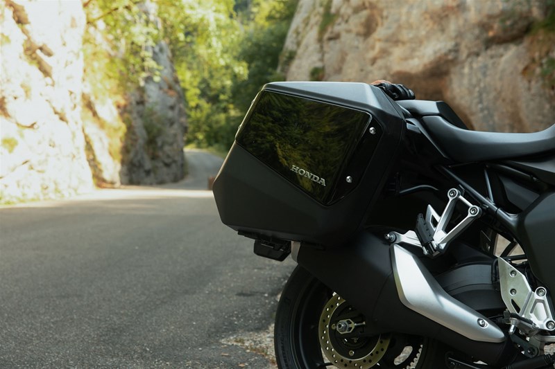 Honda CB1000GT mit serienmässigen Seitenkoffern, verstellbarem Windschild und Hauptständer, die üppige Touring Ausstattung im Blick