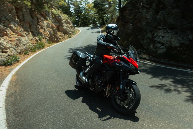 Sitzposition und Ergonomie der Honda CB1000GT mit breitem Lenker, gepolstertem Sitz und aufrechtem Ergonomiedreieck