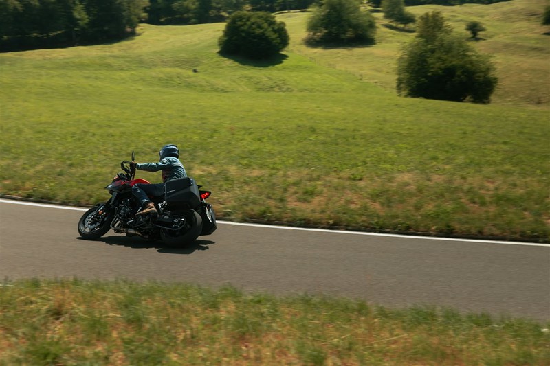 Honda CB1000GT in Schräglage, der Reihenvierzylinder mit 150 PS zeigt seinen sportlichen Kurvencharakter