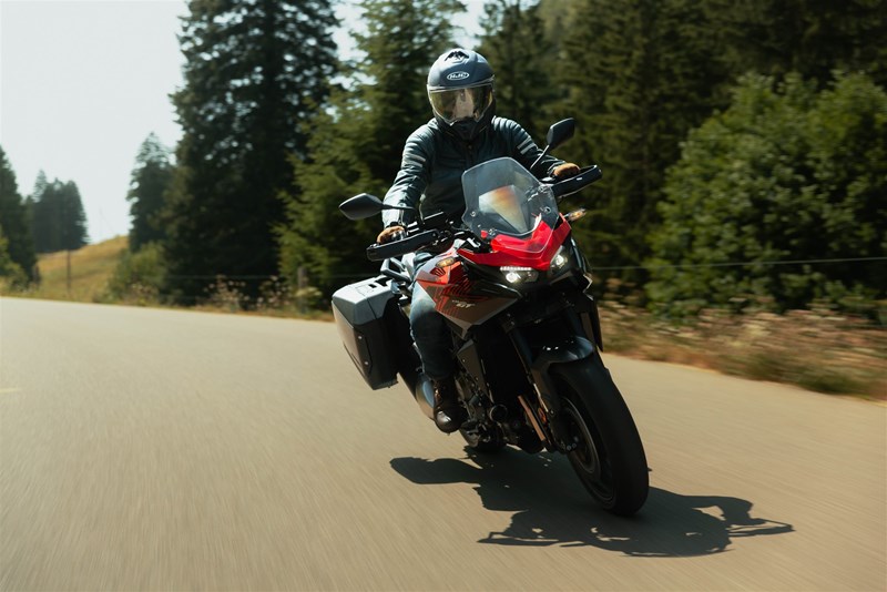 Honda CB1000GT beim agilen Einlenken auf Bridgestone T32, das semiaktive EERA Fahrwerk in Aktion