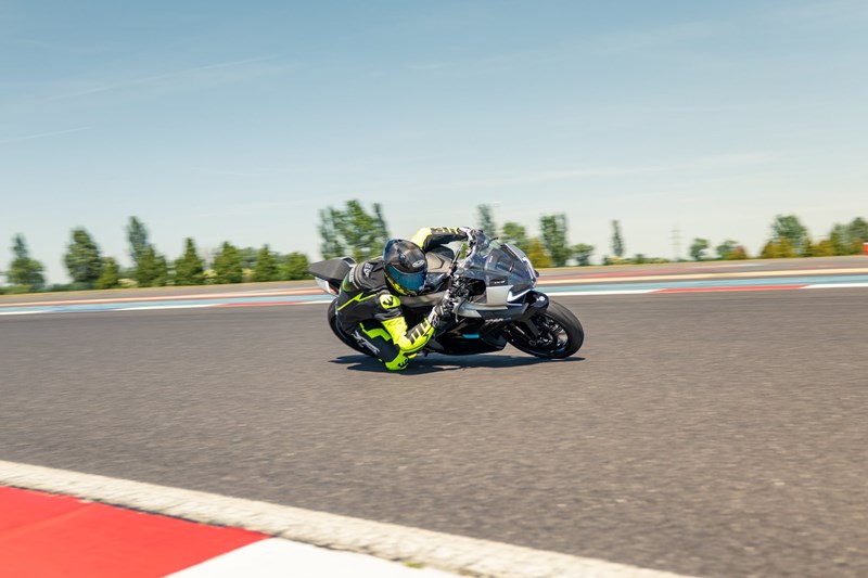 Yamaha R7 vs CFMOTO 675 SR-R vs Zontes 703RR Test 2026