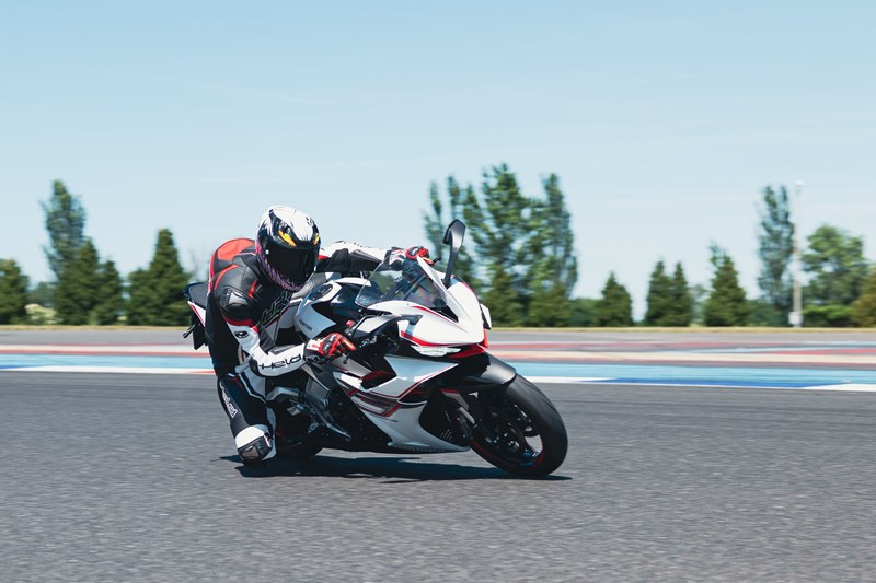 Yamaha R7 vs CFMOTO 675 SR-R vs Zontes 703RR Test 2026