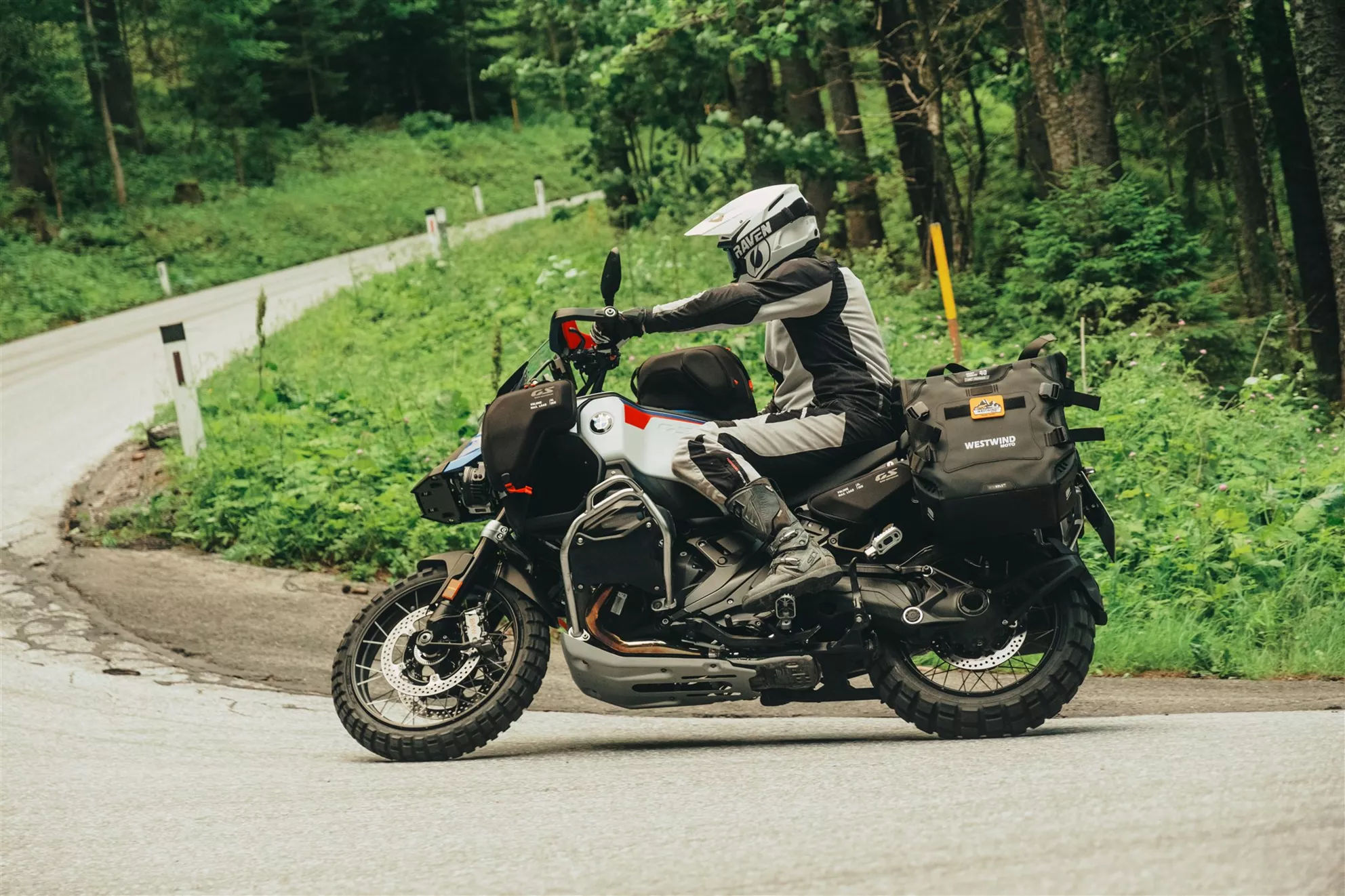 Die engen Kehren am Pfaffensattel zeigen, wie stark Fahrwerk und Motorcharakter über den Fahrspass entscheiden Die engen Kehren am Pfaffensattel zeigen, wie stark Fahrwerk und Motorcharakter über den Fahrspass entscheiden