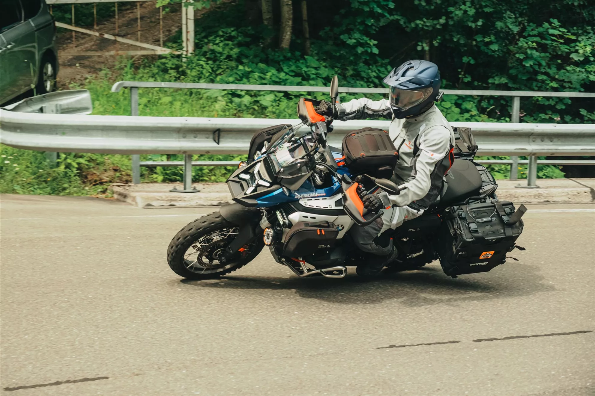Softgepäck von Westwind und die Zusatzscheinwerfer von Lonerider machen die grosse GS bereit für Reise und Dämmerung Softgepäck von Westwind und die Zusatzscheinwerfer von Lonerider machen die grosse GS bereit für Reise und Dämmerung