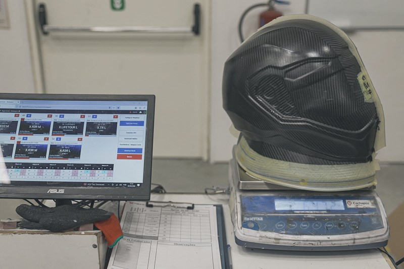 Strenge Qualitätssicherung bei NEXX: Jeder Helm wird gewogen und im Detail begutachtet.