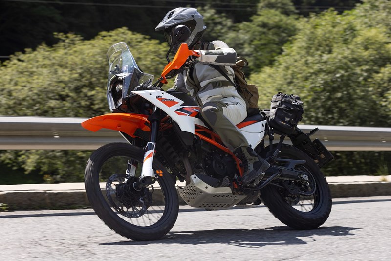 Mit einer Sitzhöhe von 870 mm ist die KTM 390 Adventure R recht hoch für die A2-Klasse. Das und viel Bewegungsfreiheit im Sattel macht sie aber auch passend für große Fahrer.