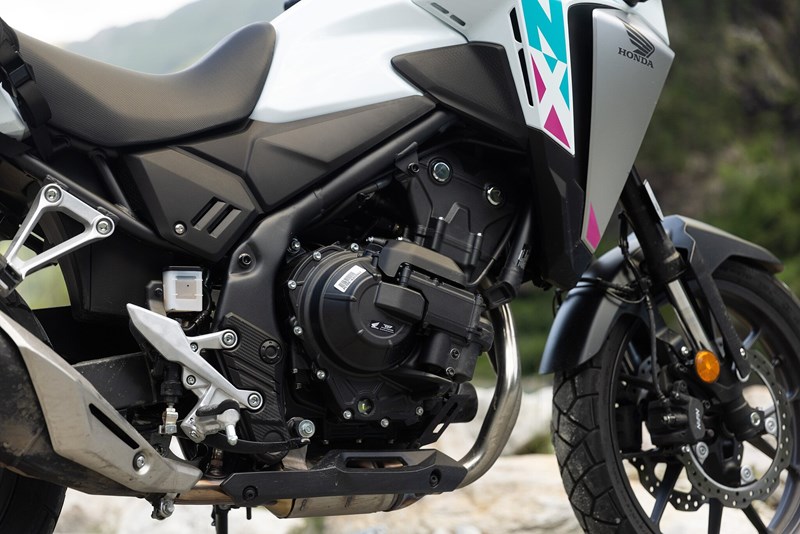 Sowohl BMW als auch Honda setzen auf automatisch gesteuerte Kupplungen, jedoch auf unterschiedliche Art und Weise. Die elektronisch gesteuerte E-Clutch der Japanerin ist vielseitiger und kann in Alltagssituationen überzeugen.
