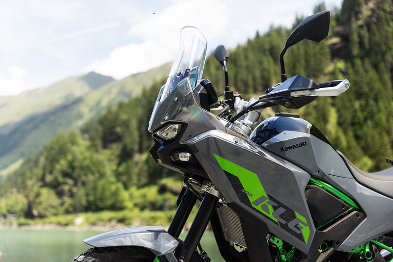 Windschutz ist auf A2-Reiseenduros oft eher mäßig. Die Kawasaki KLE500 SE baut vorne aber dermaßen hoch, dass lange Etappen im Sattel sehr komfortabel ablaufen.