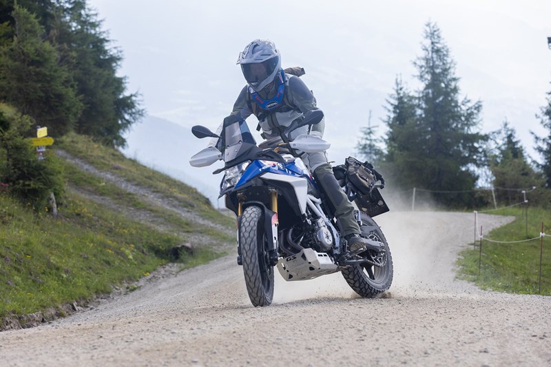 Die BMW bietet den kultiviertesten und dennoch druckvollsten Motor. Ein Spaßaggregat durch und durch!