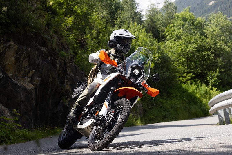 Die extra langen Federwege der KTM saugen Unebenheiten auf und sorgen für Komfort sowie souveräne Kurvenlage.