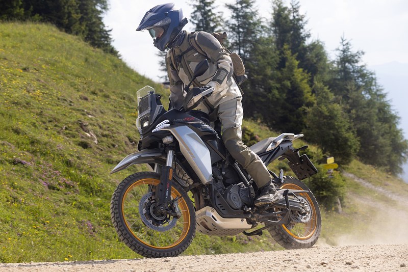Die QJMotor SRT 450 RX macht zwar alle Spielereien im Gelände brav mit, ist im Detail aber noch nicht optimiert. Das gilt für Elektronik, den Motor, wie auch die Hinterradbremse.