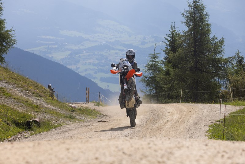 Je wilder es abseits des Asphalts wird, desto mehr bietet sich die KTM 390 Adventure R an. Doch auch die BMW steuert sich trotz 19-Zoll Vorderrad sehr verspielt über Stock und Stein.