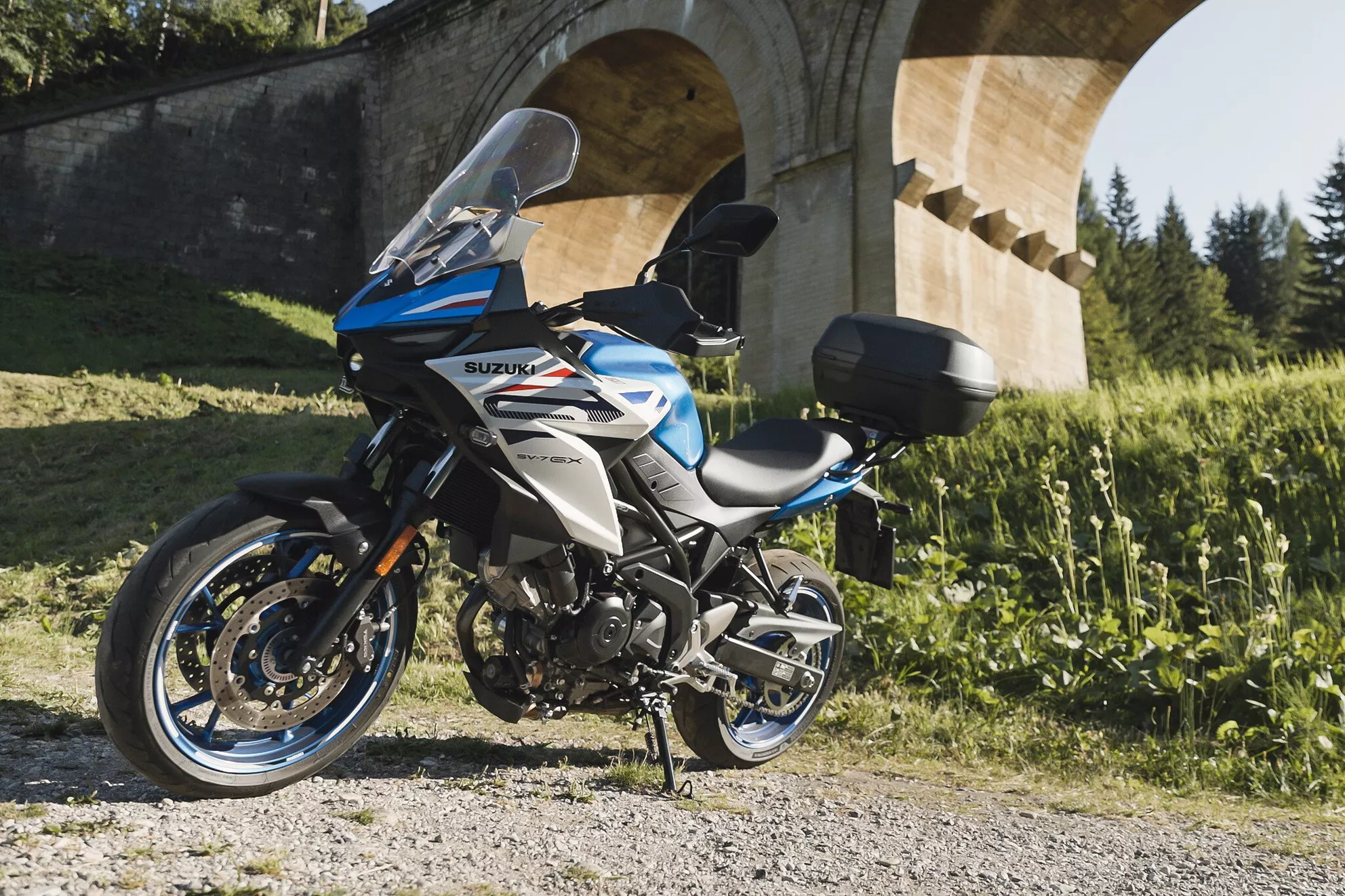Suzuki SV-7GX vor imposanter Brücke Suzuki SV-7GX vor imposanter Brücke
