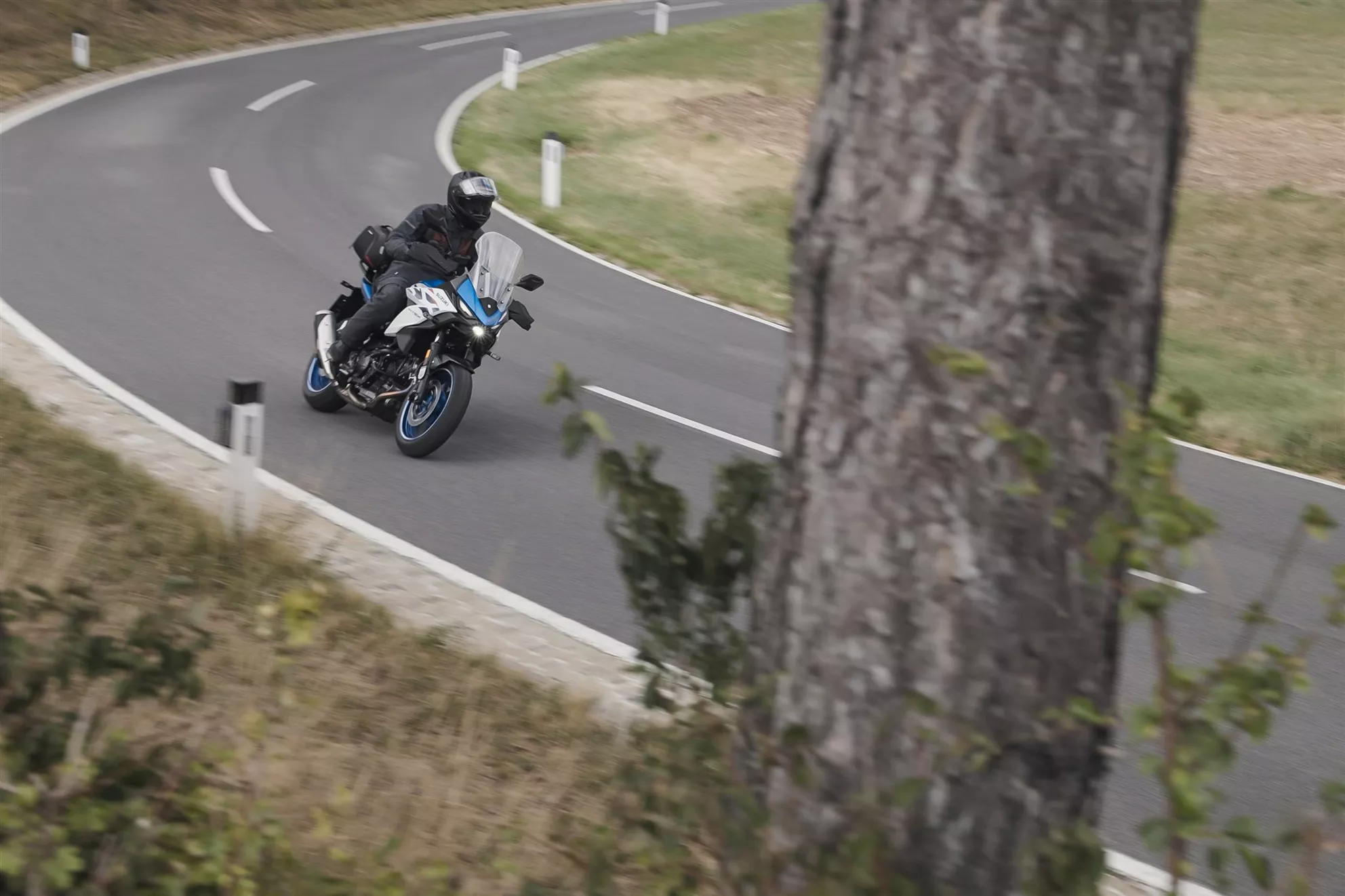 Suzuki SV-7GX auf der Landstrasse Suzuki SV-7GX auf der Landstrasse