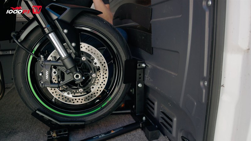 Motorrad richtig verladen und sicher verzurren