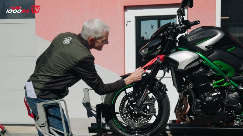 Motorrad richtig verladen und sicher verzurren
