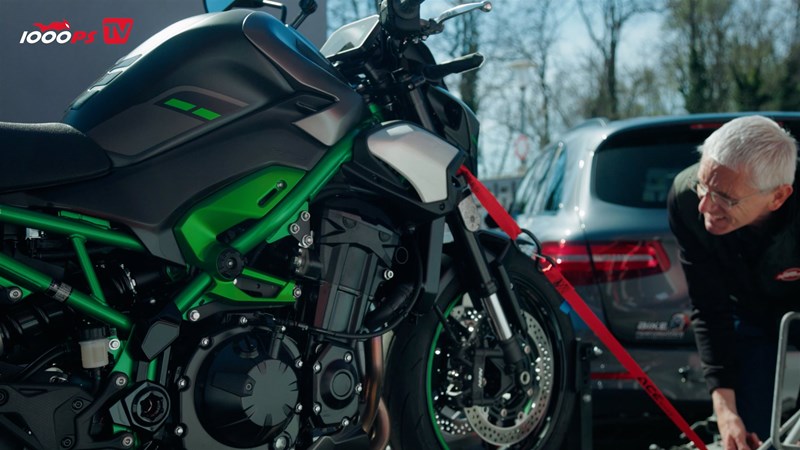 Motorrad richtig verladen und sicher verzurren