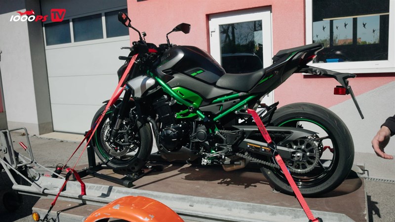 Motorrad richtig verladen und sicher verzurren