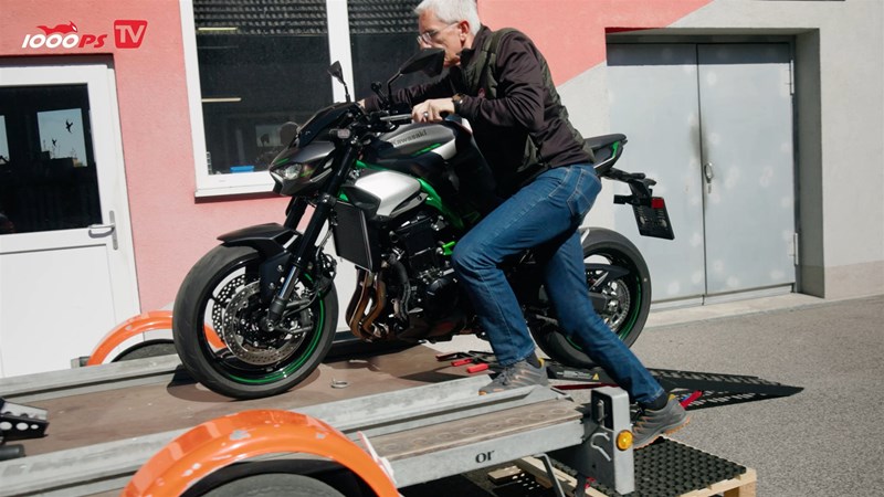 Motorrad richtig verladen und sicher verzurren