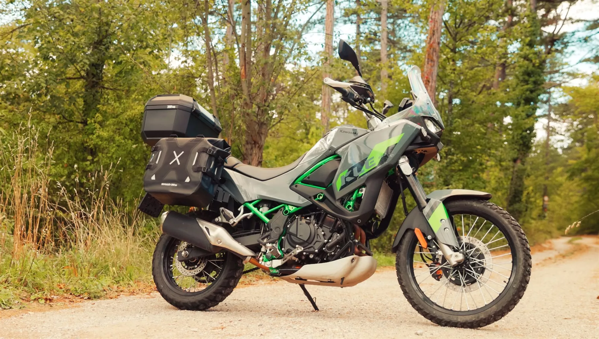 Kawasaki KLE 500 SE side view with touring luggage fitted