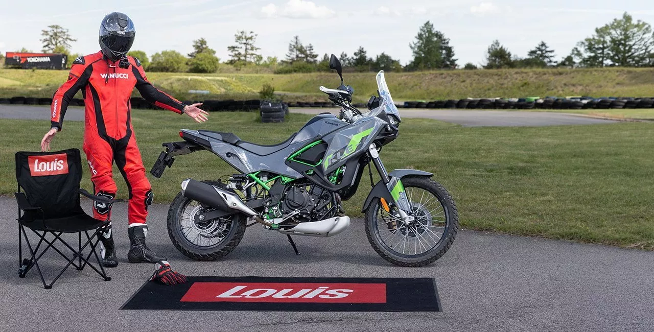 Kawasaki KLE 500 on the race track in the 1000PS Bestzeit test