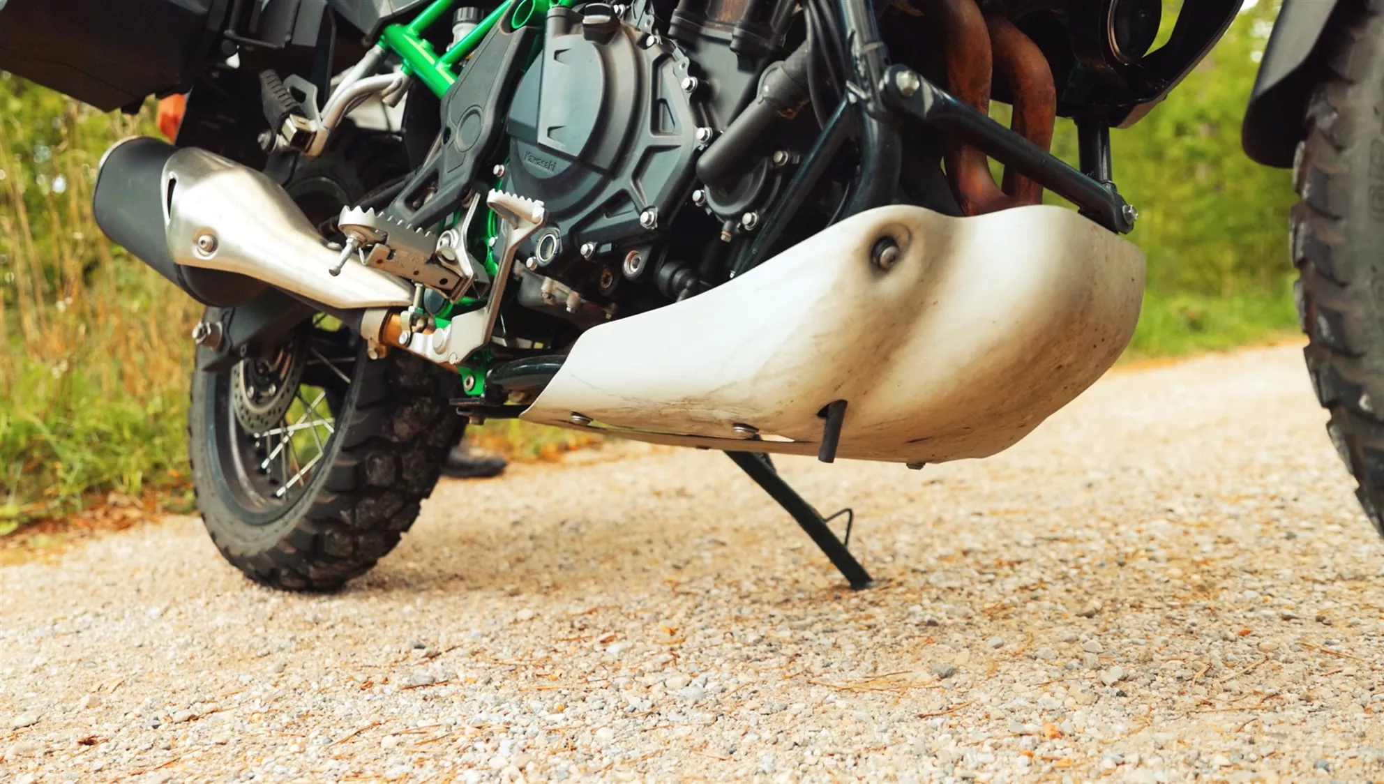 Kawasaki KLE 500 ground clearance with aluminium bash plate from below
