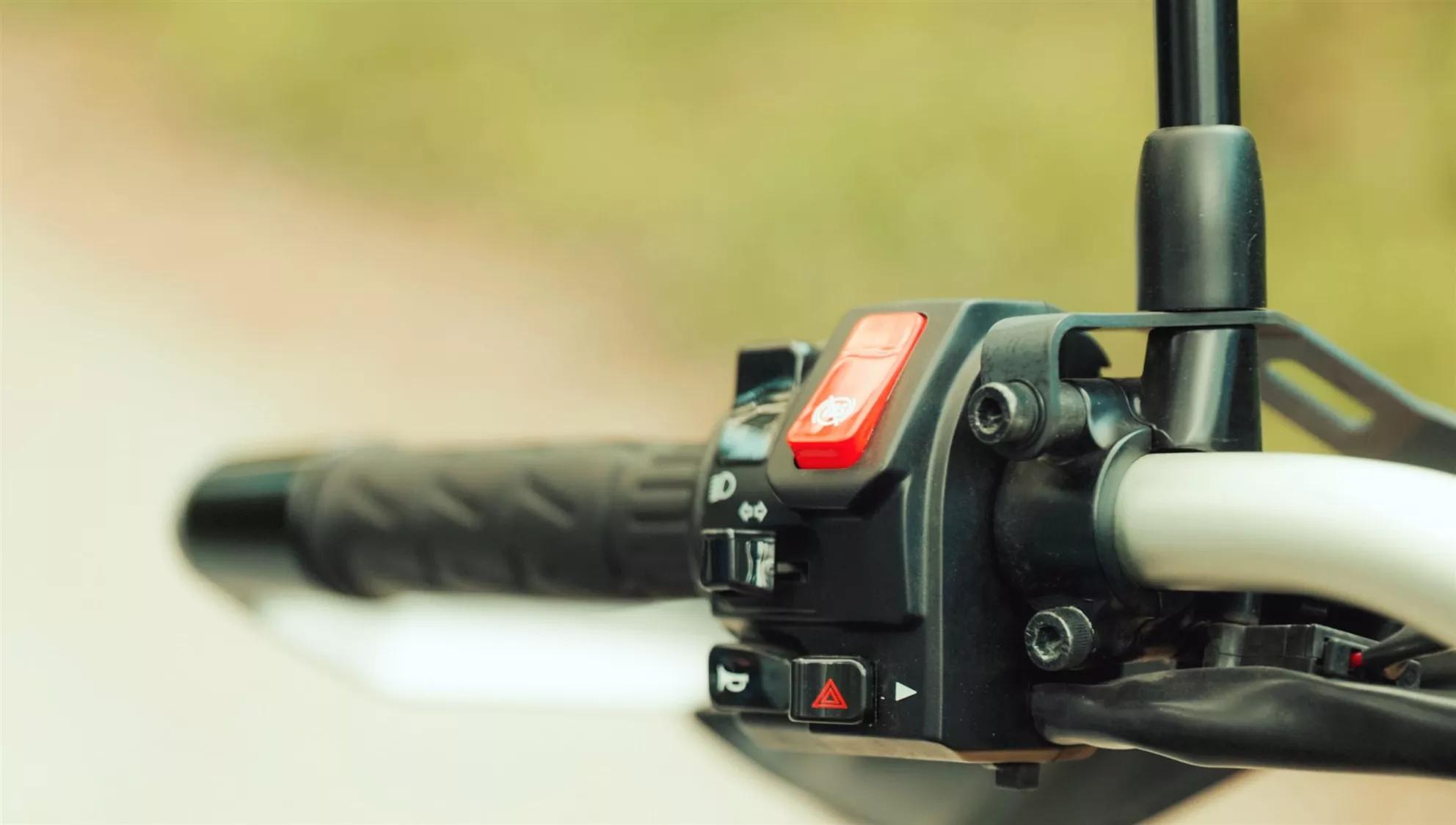 Kawasaki KLE 500 red ABS button on the left handlebar switchgear