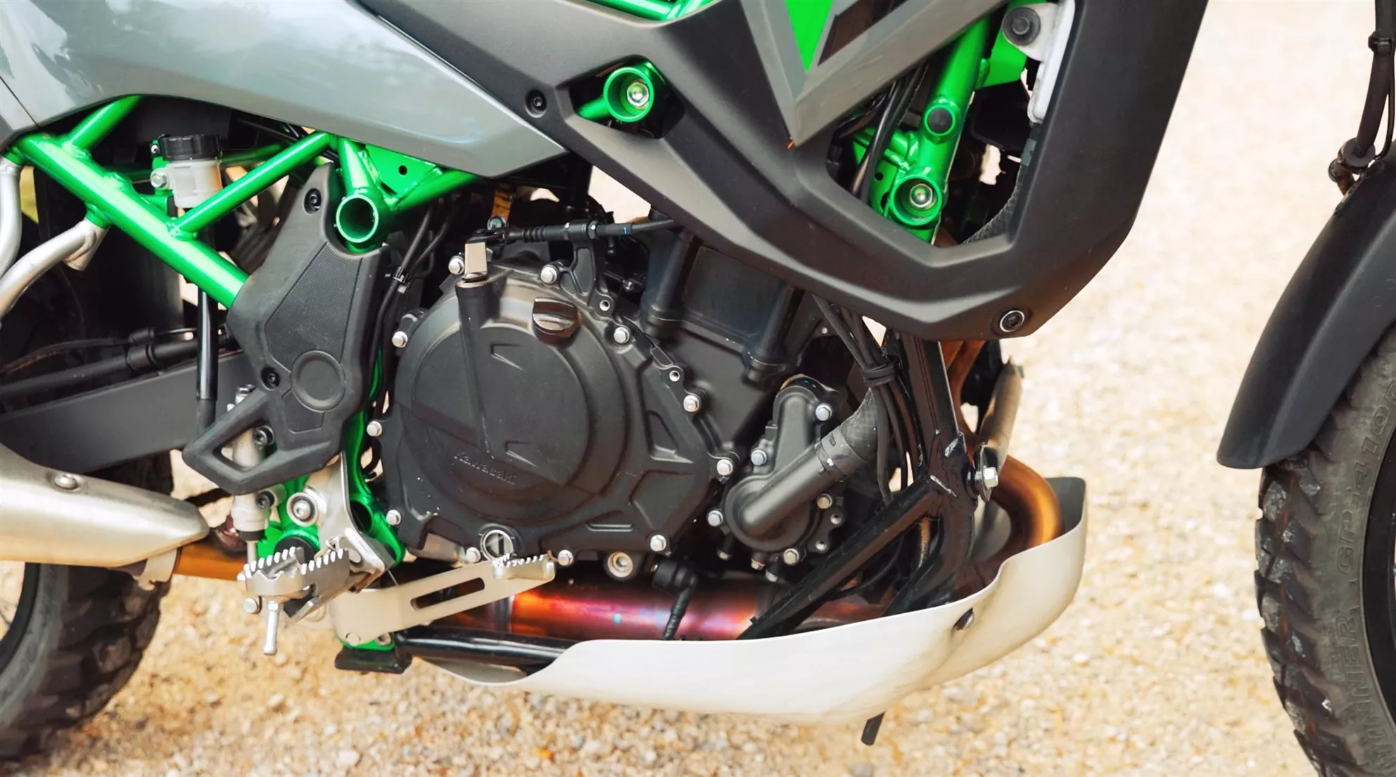 Kawasaki KLE 500 engine detail with header routing under the engine