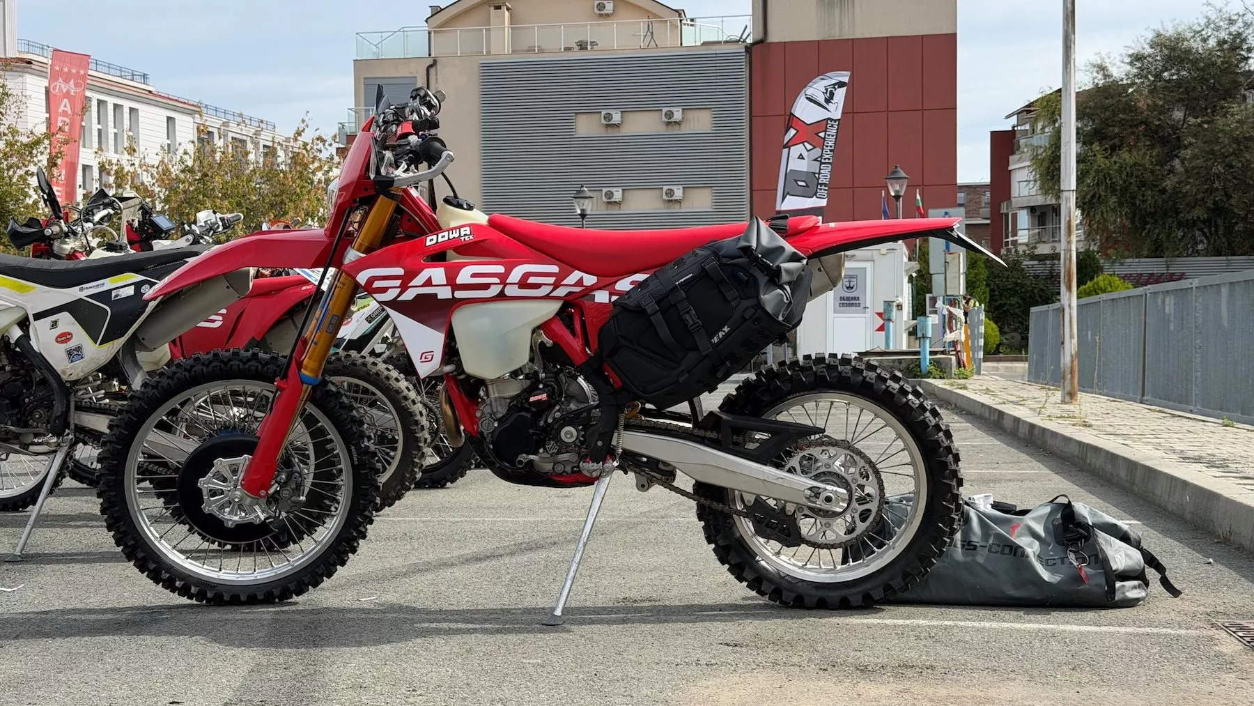 Moje GASGAS 350 Czterosuwowe Enduro! Wyposażone w system bagażowy SW-MOTECH PEAX i protektory DOWATEK. Moje GASGAS 350 Czterosuwowe Enduro! Wyposażone w system bagażowy SW-MOTECH PEAX i protektory DOWATEK.