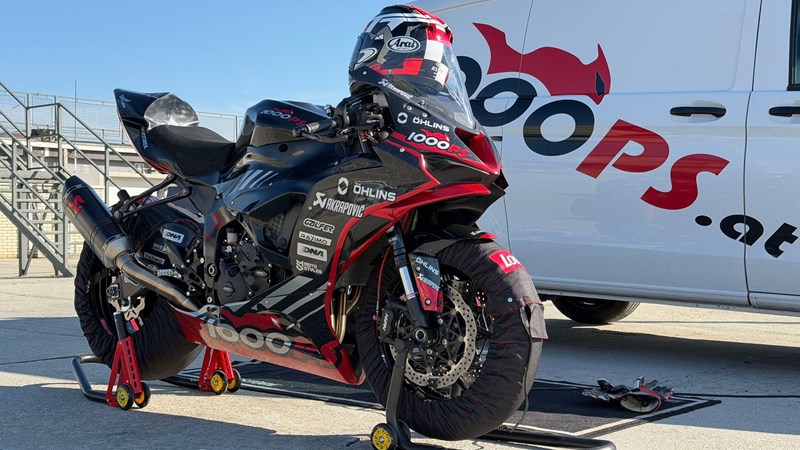 Kawasaki ZX-6R mit Heizdecken auf Montageständern vor dem 1000PS Bus