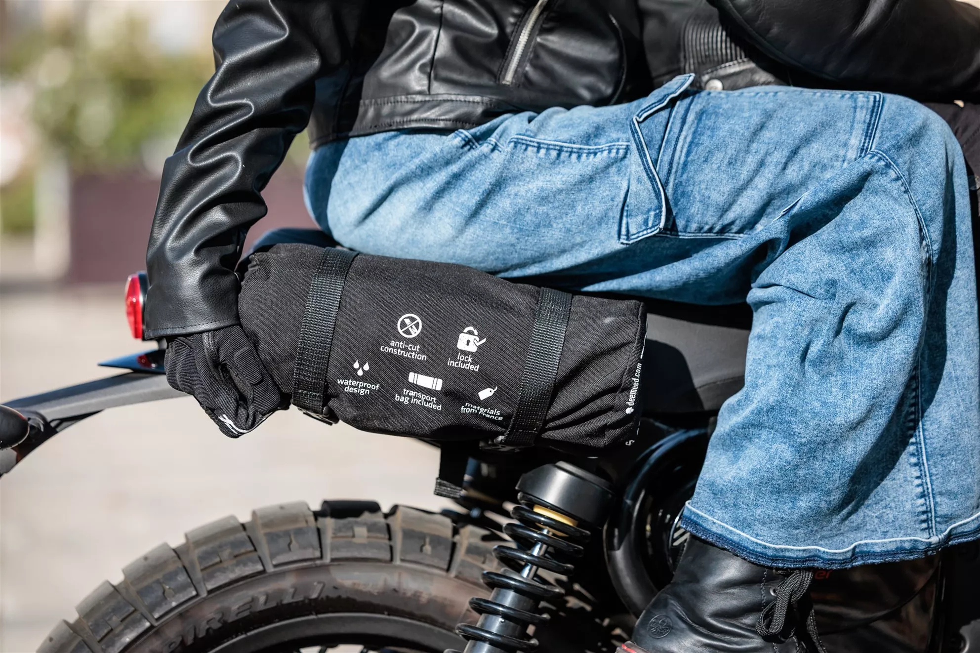 BSA Scrambler 650 avec DEEMEED Security Helmet Bag