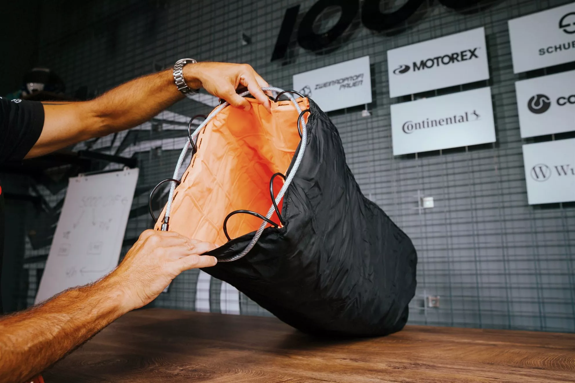 Finition de la DEEMEED Security Helmet Bag Double : doublure et câble d'acier