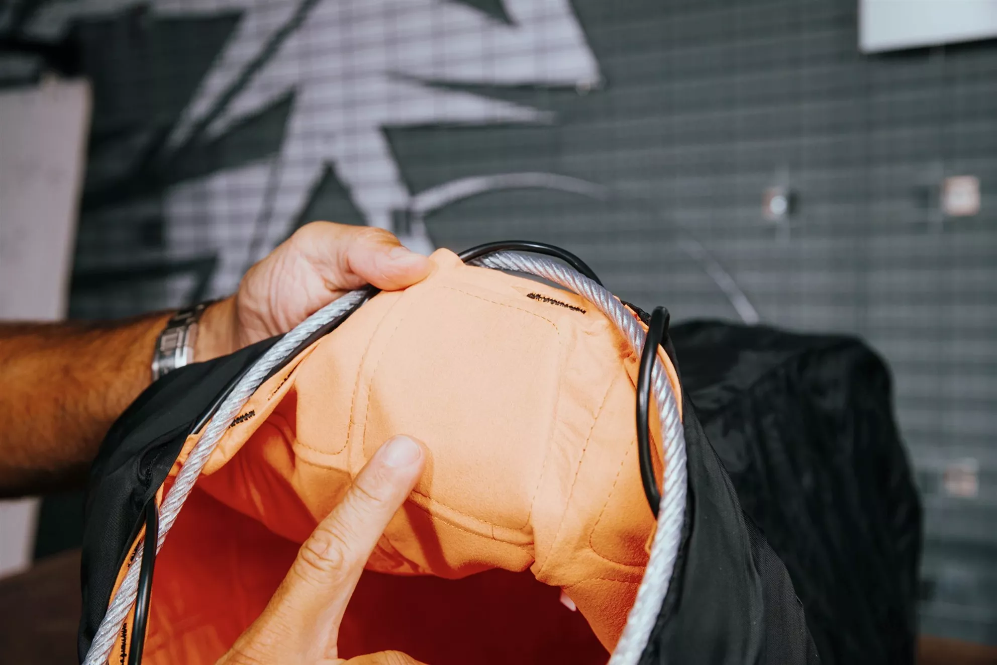 Finition de la DEEMEED Security Helmet Bag Double : doublure douce en Evolon orange fluo