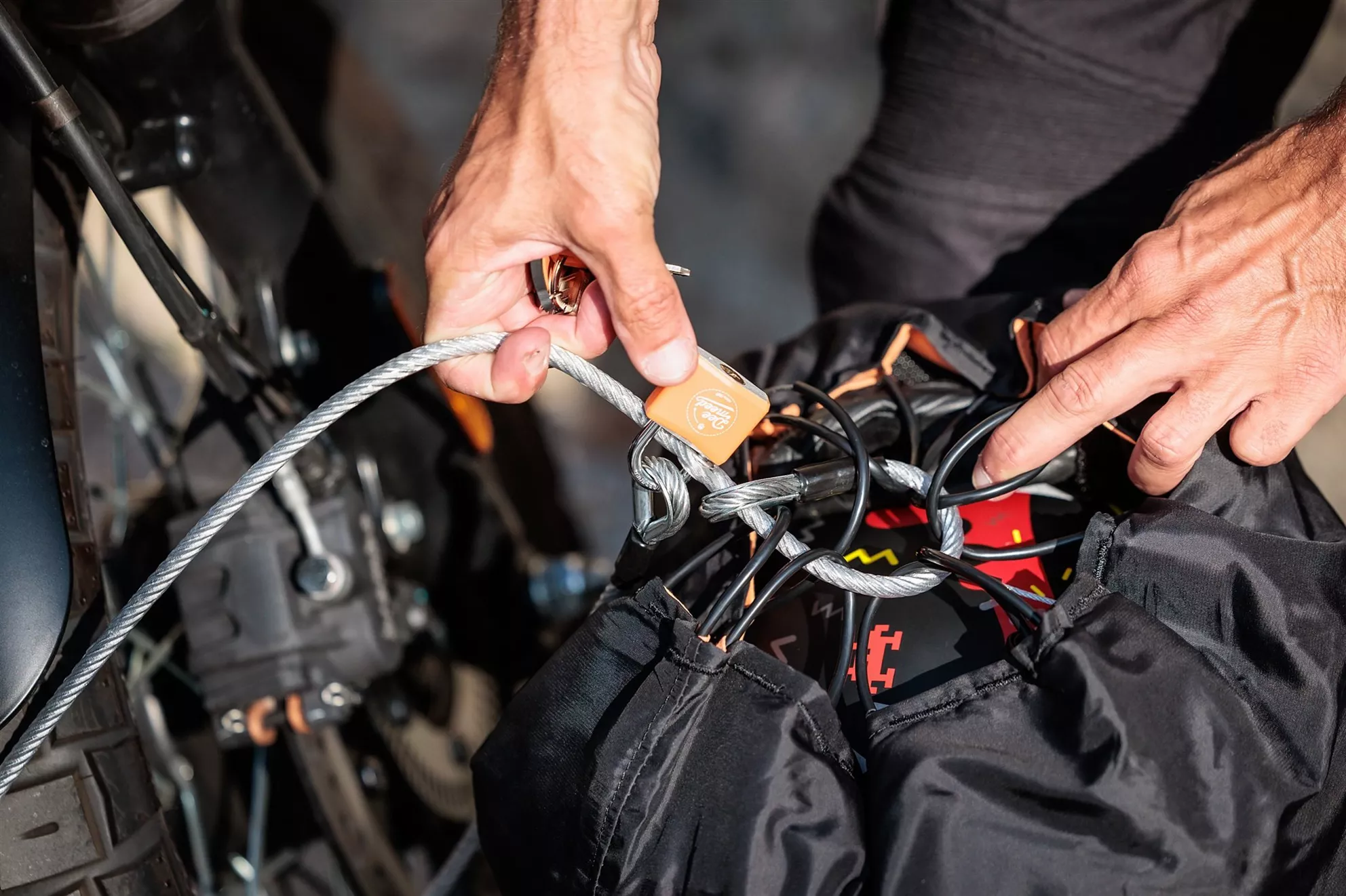 DEEMEED Security Helmet Bag : cadenas dans l'œillet et la boucle