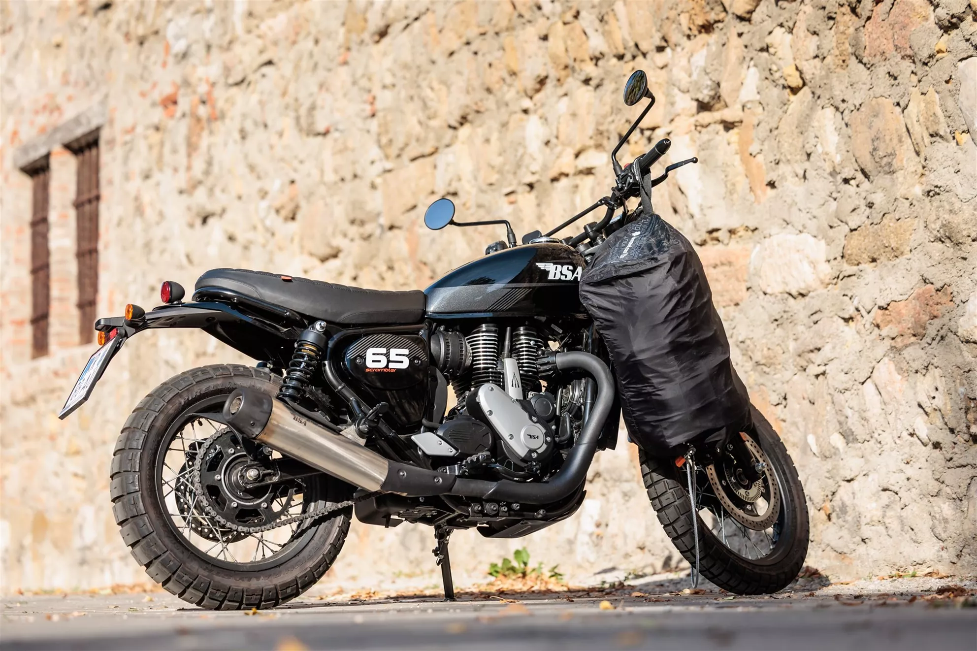 La DEEMEED Security Helmet Bag suspendue tête en bas au guidon de la BSA Scrambler 650