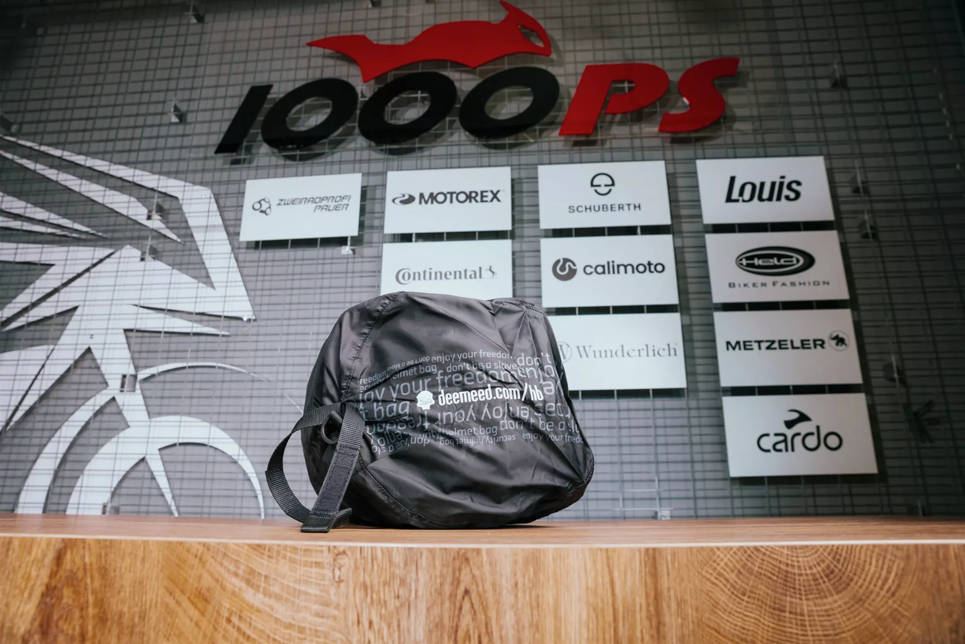 La DEEMEED Security Helmet Bag aussi loin de la moto