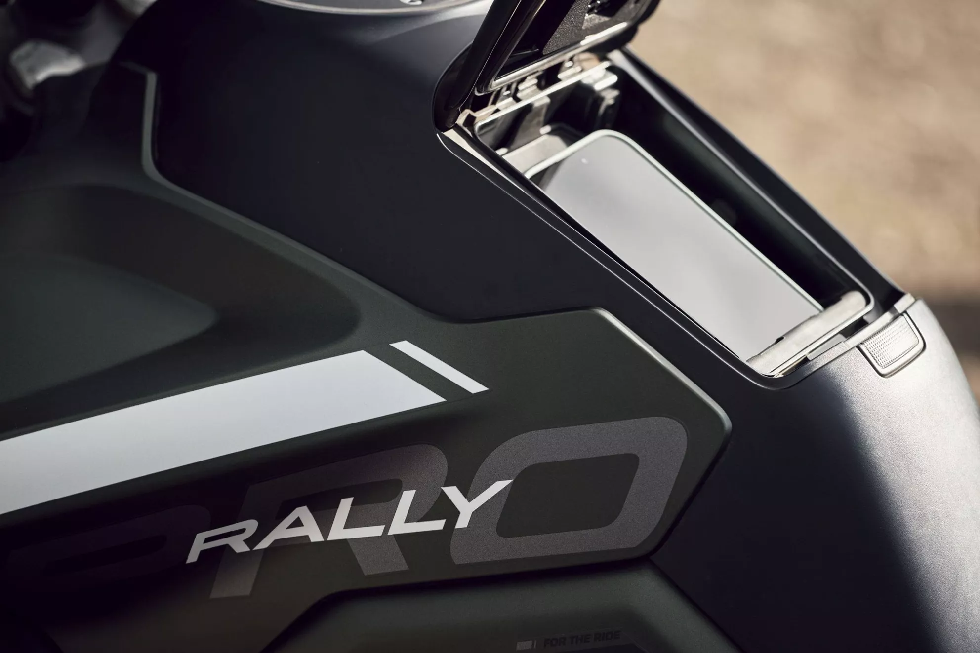 Triumph Tiger 1200 Rally Pro 2027 – schowek na smartfon