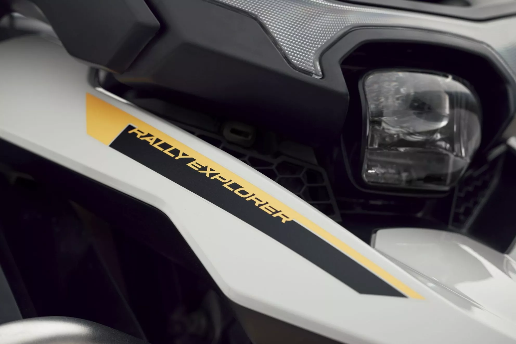 Triumph Tiger 1200 Rally Explorer 2027 – reflektor i napis modelu